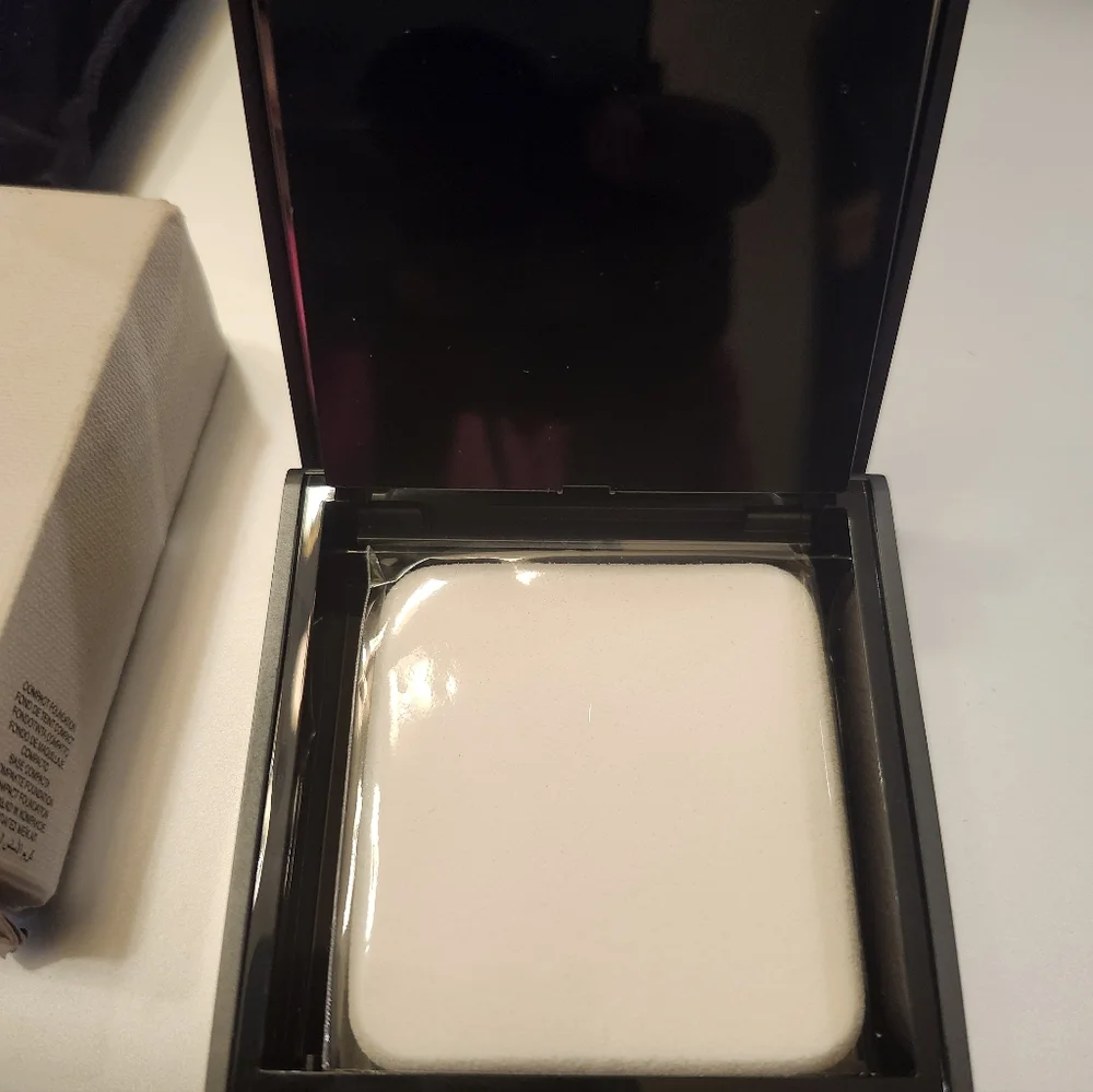 Burberry Cashmere Compact Flawless Soft Matte Foundation In Almond No. 43